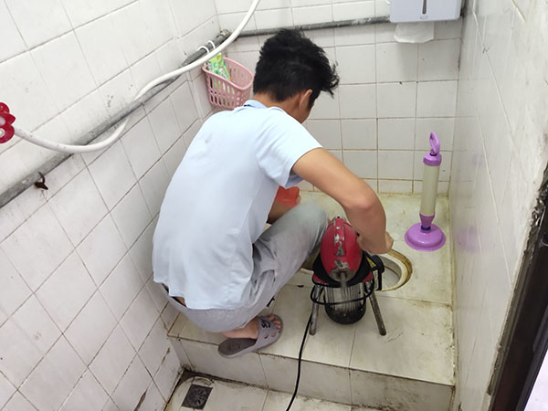 新荣管道堵塞冒臭气 专业师傅现场解决问题
