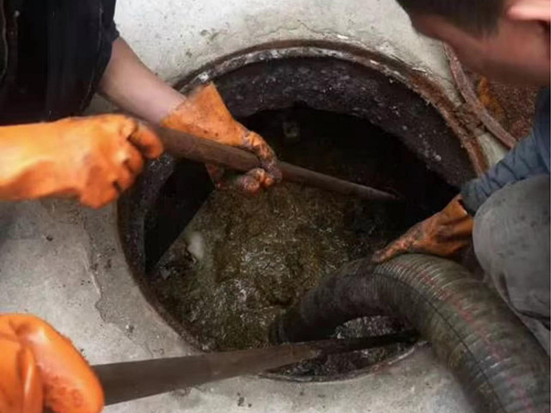 新荣清理化粪池时如何避免沼气的危害？